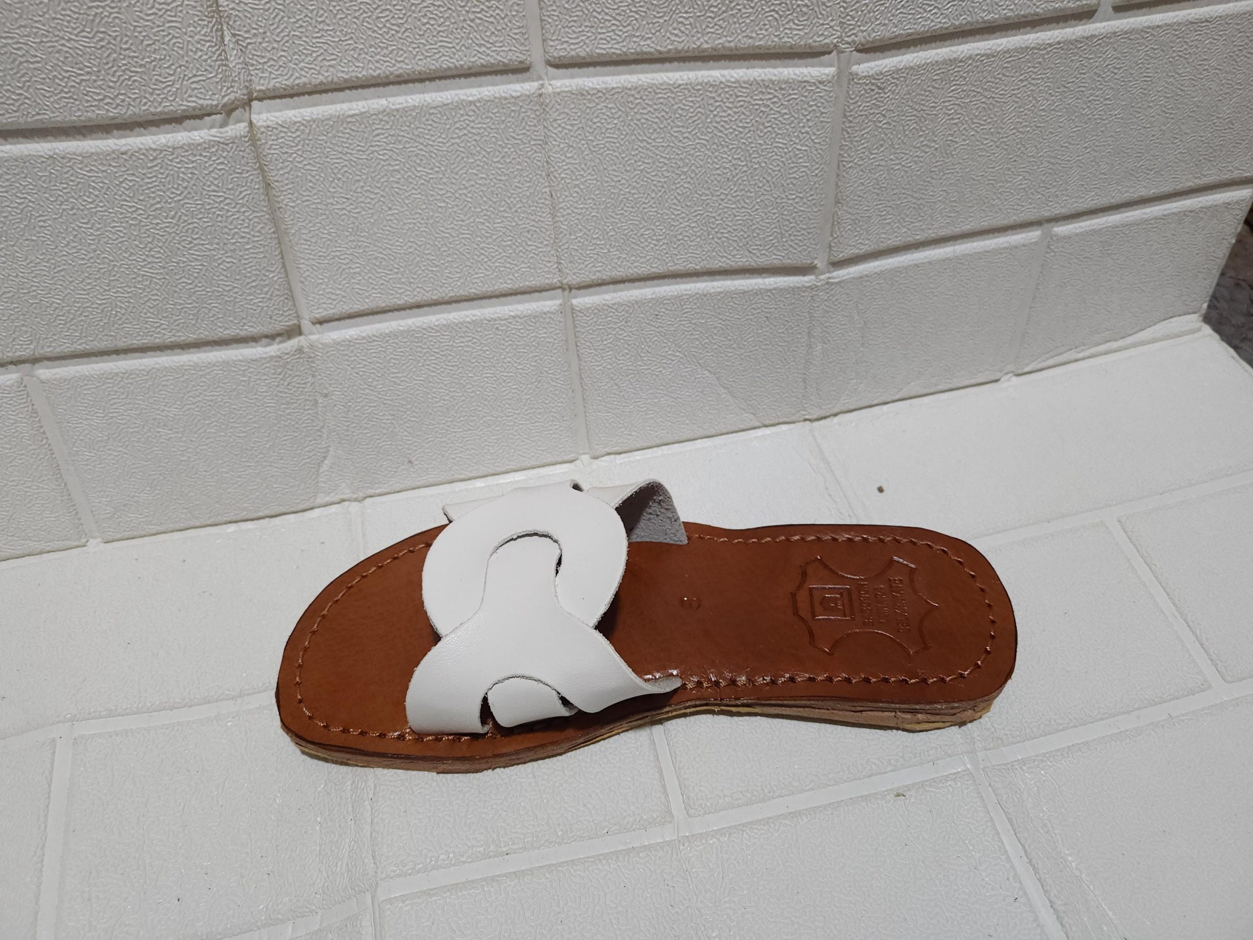 Handmade Moroccan White Leather Sandals For Women – Flat Slip-on Summer Shoes With Interlocking Strap – Artisan Minimalist Brown Sole Slides