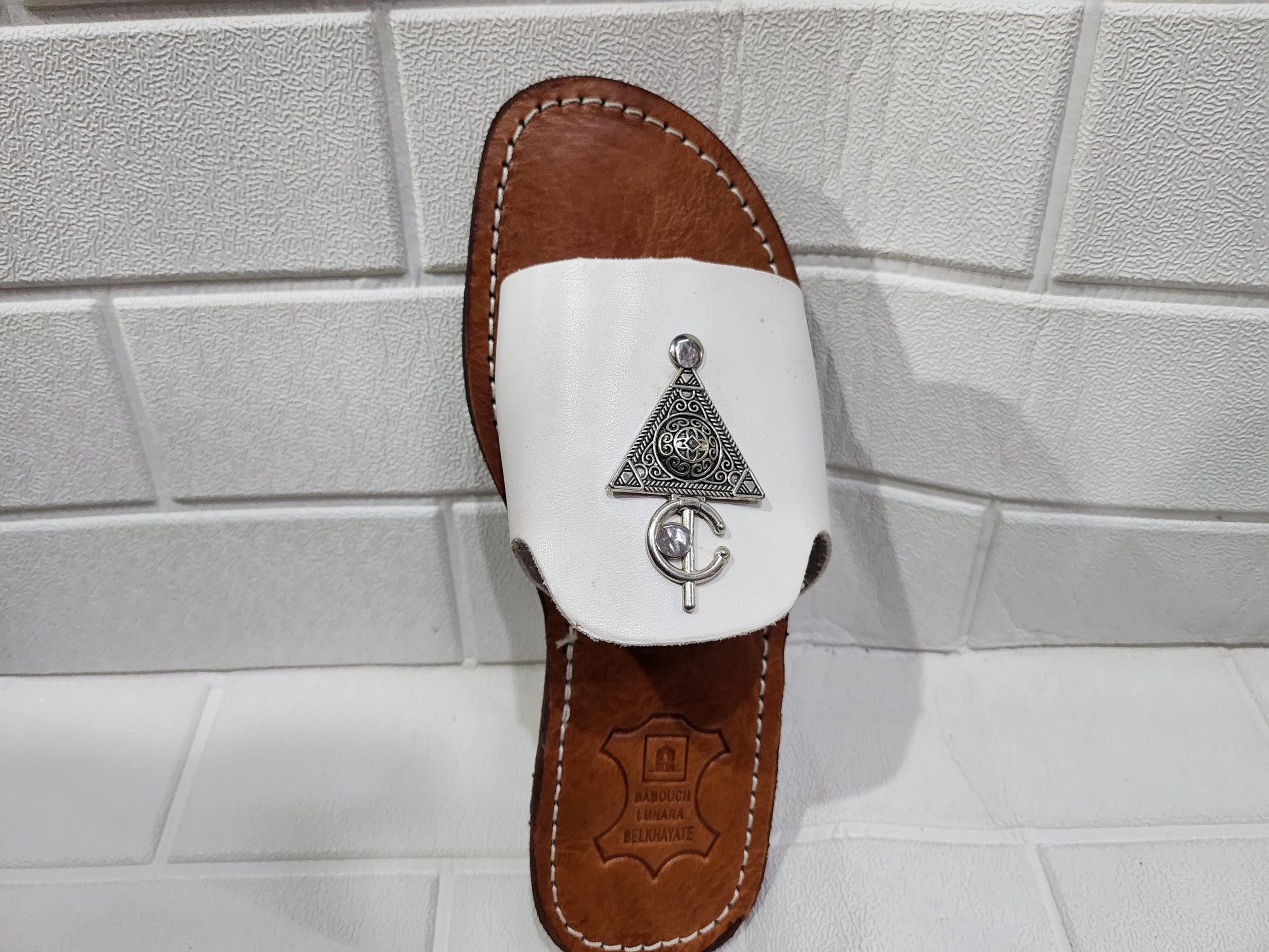 Handmade Moroccan White Leather Sandals – Silver Triangle Decor – Boho Flat Slippers For Women – Comfortable Ethnic Summer Slides – Ar